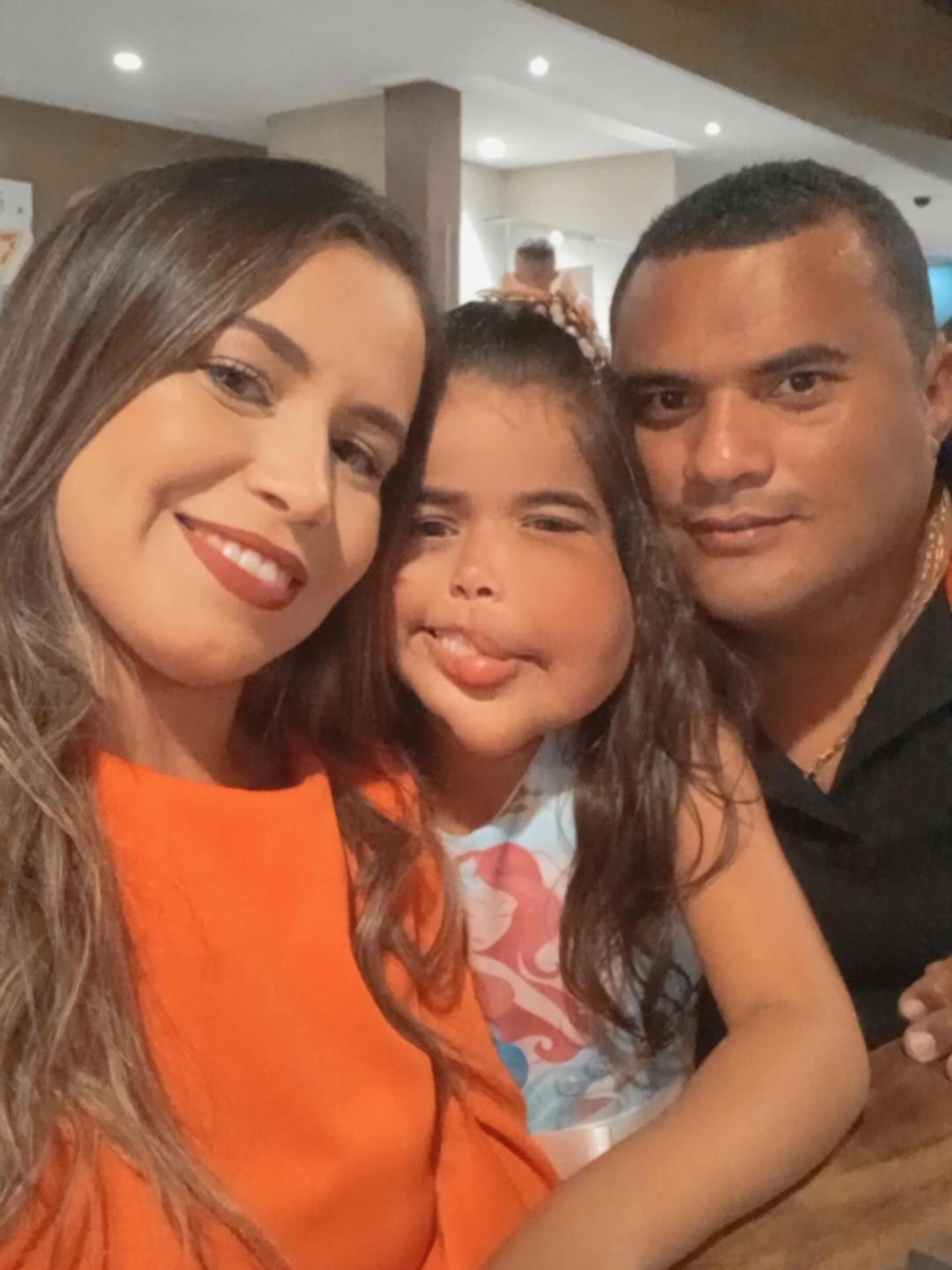 Maya com sua mãe e seu pai